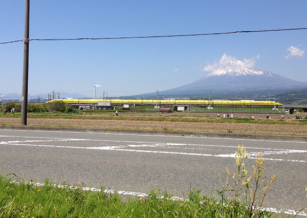 富士山と特別な新幹線ドクターイエローの写真